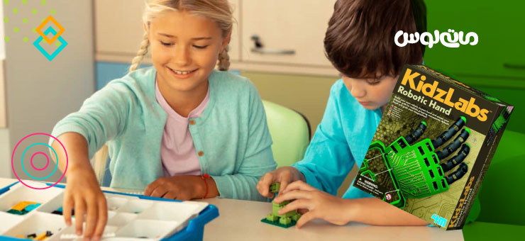 دو کودک در حال بازی با کیت ربات سازی