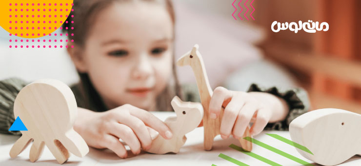 فیگور های حیوانات چوبی و بازی دختر بچه با انها