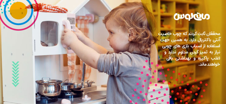 کودک در حال بازی با ست اشپزخانه چوبی