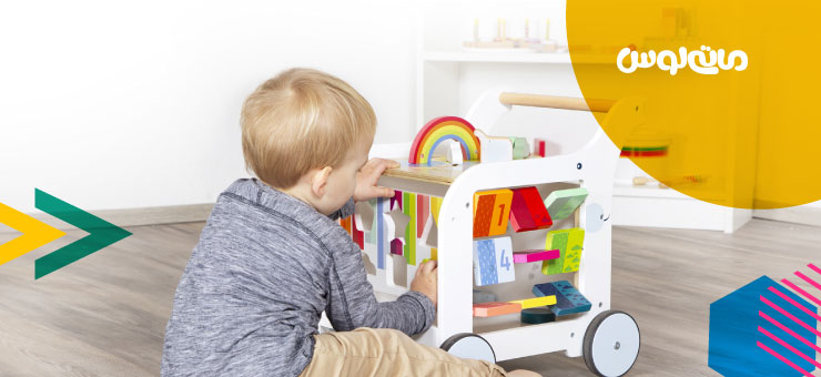 بازی کودک با میز چوبی عدد دار