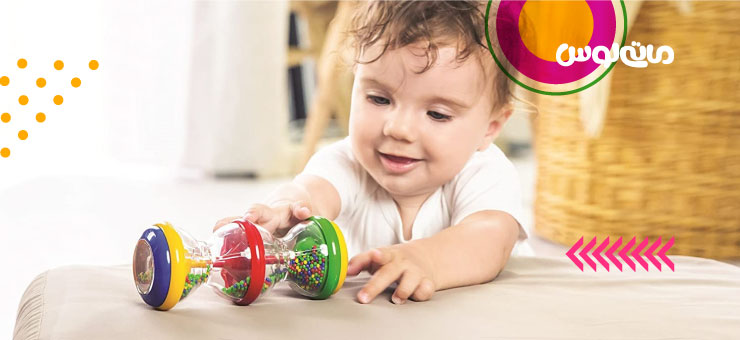 بازی کودک شاد با جغجغه ی رنگی