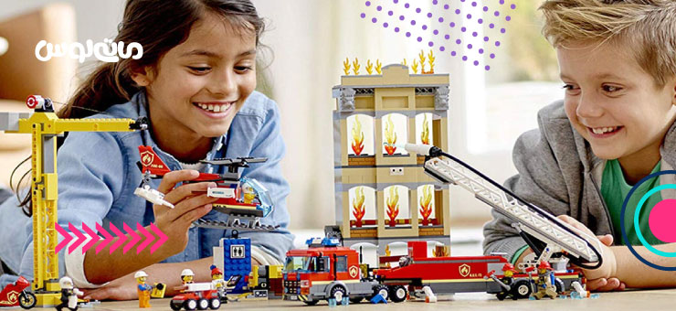 بازی دو کودک شاد با وسایل اسباب بازی شهری و اتش نشانی
