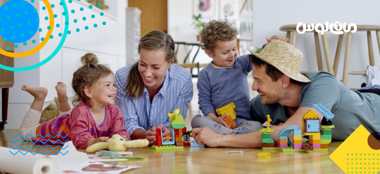خوشحالی خانواده با دو فرزند از بازی با لگو ای رنگی