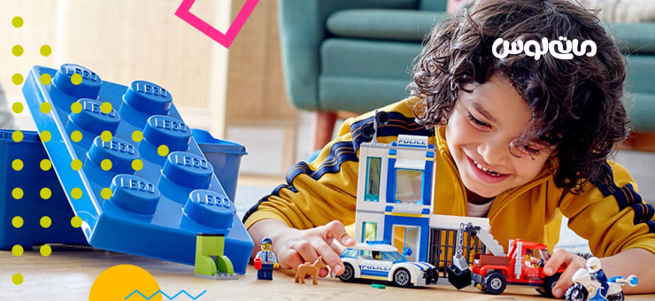 بازی پسر بچه با لگو ها ماشین و فیگور ها