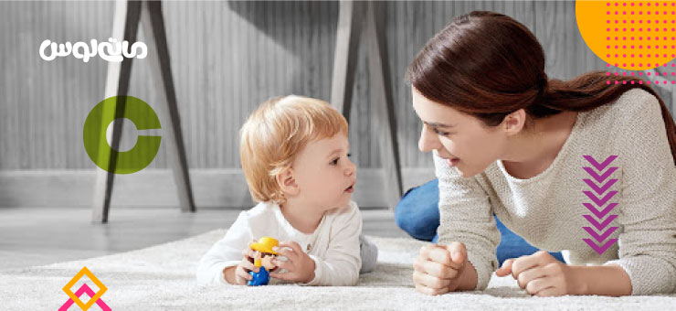 مادر در حال کمک به حرف زدن کودک با اسباب بازی