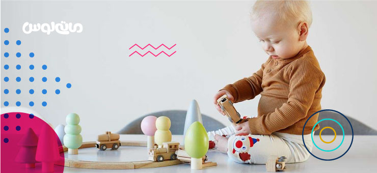 بازی کودک یکساله با فیگور های اسباب بازی