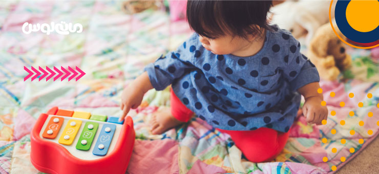 بازی کودک نوپا با بلز رنگی اسباب بازی