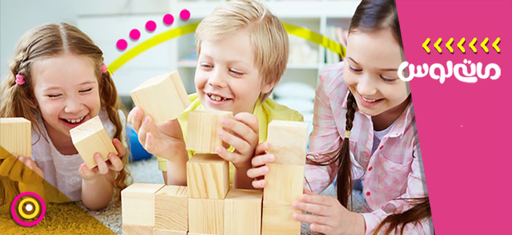 سع کودک در حال بازی با اسباب بازی چوبی