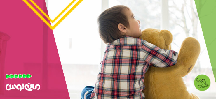 پسربچه عروسک پولیشی خود را برای کنترل خشم در آغوش گرفته