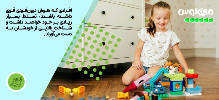 دختربچه در حال بازی با اسباب بازی لگو خانه سازی