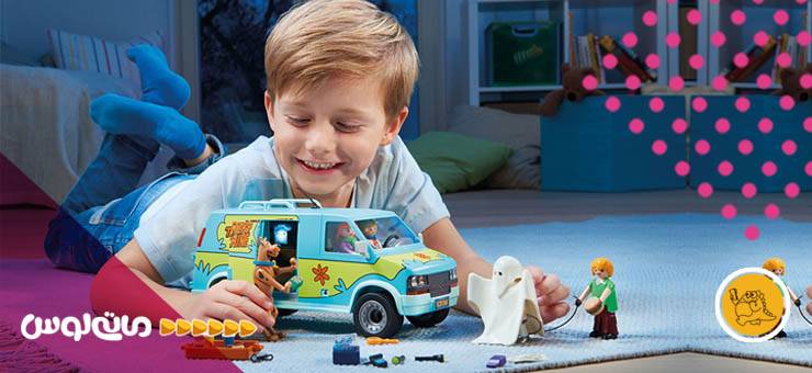 پسربچه درحال لگو بازی کردن