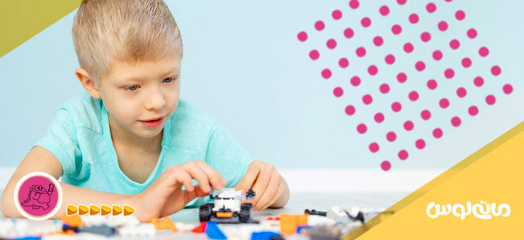 پسربچه در حال ماشین بازی