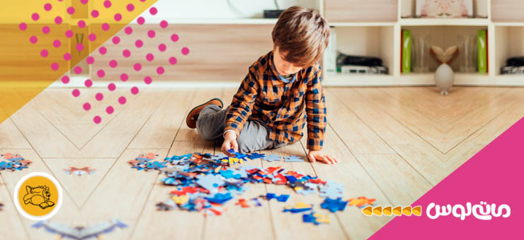 پسربچه درحال درست کردن پازل