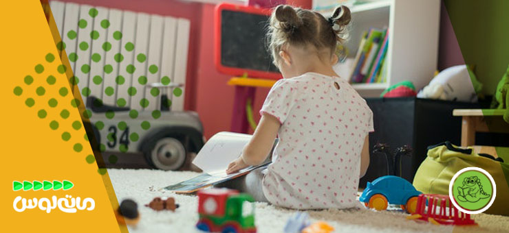 دختربچه در حال کتاب خواندن در اتاقش