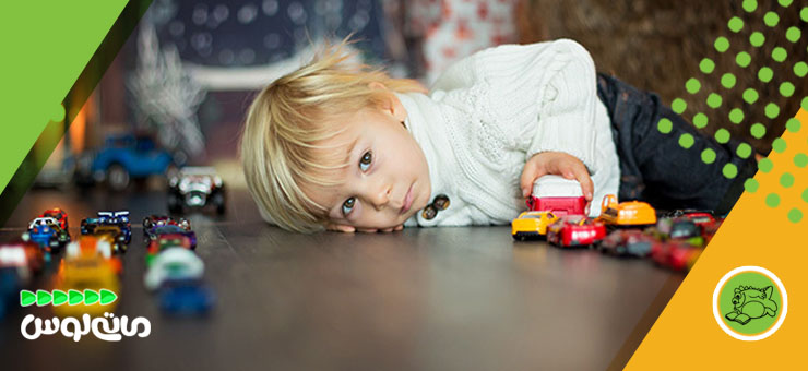 پسربچه در حال ماشین بازی