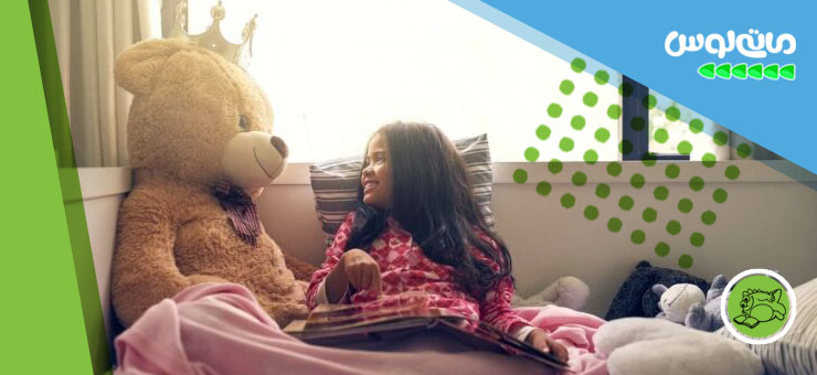 دختر بچه در کنار دوست خود عروسک خرس