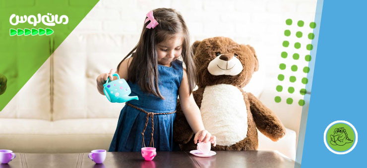 دختربچه در حال بازی با عروسک خرسی اش