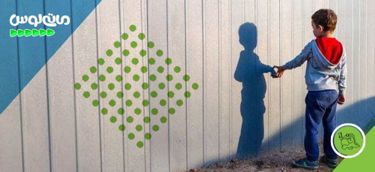 پسر بچه درحال بازی با سایه خود روی دیوار