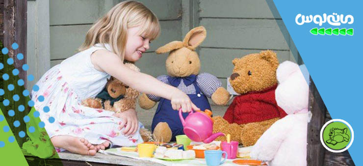 دختربچه درحال خاله بازی با عروسک هایش