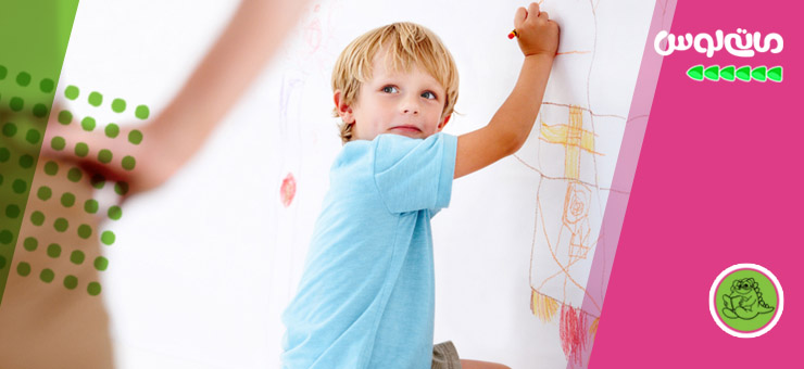 پسربچه در حال نقاشی کردن روی دیوار اتاق