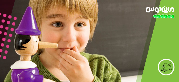 پسربچه عروسک پینوکیو اش را در دست دارد