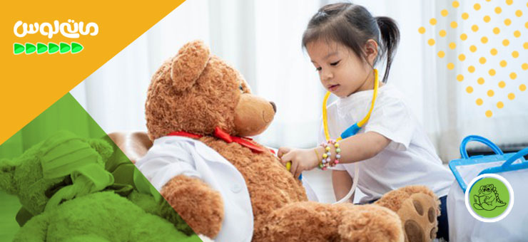 دختربچه درحال دکتربازی باعروسک خرس