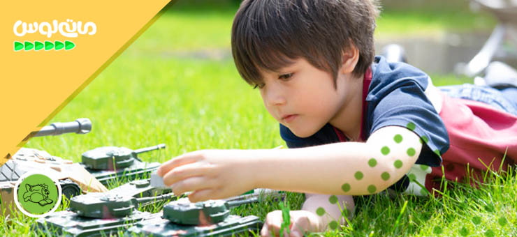 پسربچه درحال بازی با تانک اسباب بازی