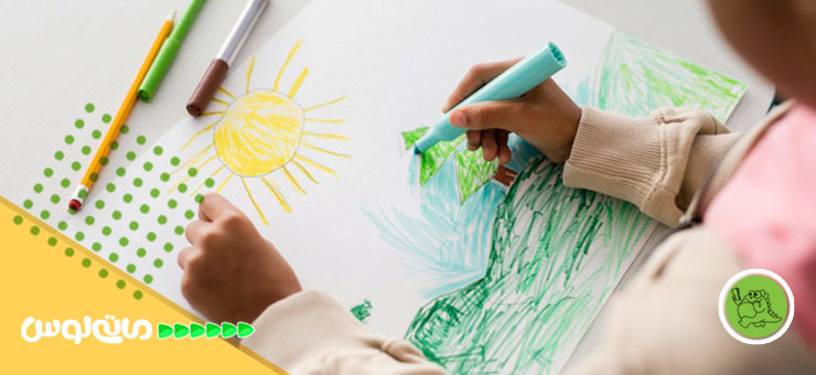 کودک درحال نقاشی کشیدن