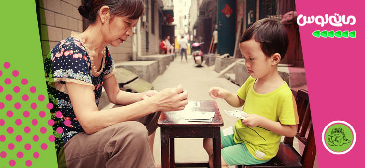 مادر و پسر ژاپنی در حال بازی با بوردگیم