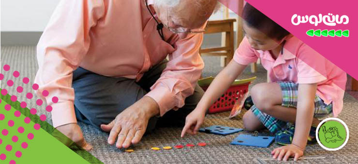 بازی کردن پدربزرگ با نوه اش
