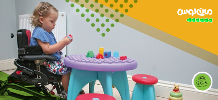 کودک معلول دختر در حال بازی