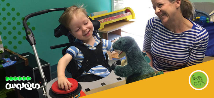 کودک معلول در حال بازی با عروسک پولیشی