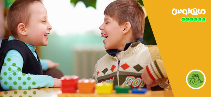 دو کودک معلول درحال بازی 