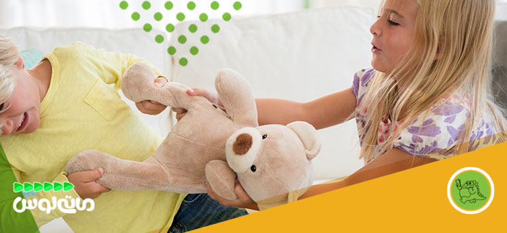 دو کودک در حال حسادت و دعوا بر سر اسباب بازی عروسک خرس