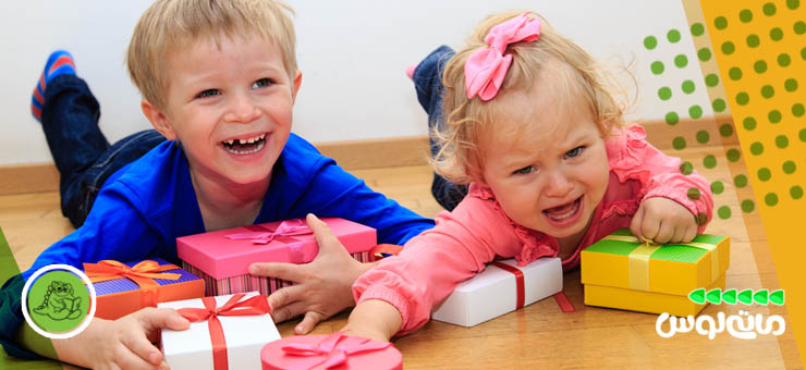 دختر بچه به کادو های برادرش حسادت می کند
