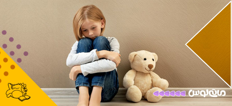 دختربچه غمگین در کنار عروسکش