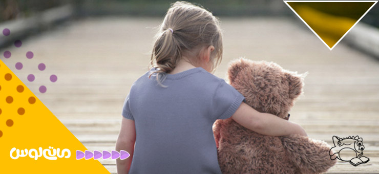 دختربچه ناراحت عروسکش را بغل کرده
