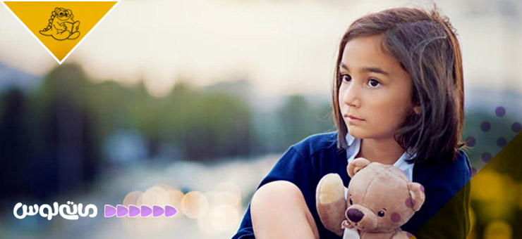 کودک دختر غمگین با عروسک خرس در آغوش