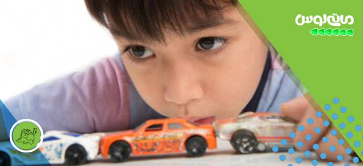 پسر بچه در حال ماشین بازی