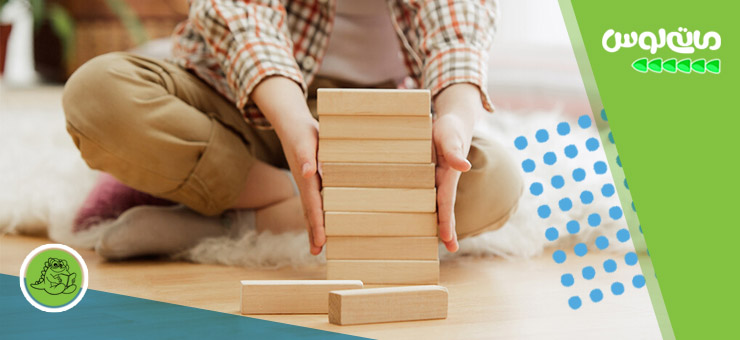 پسربچه در حال مرتب کردن اسباب بازی جنگا