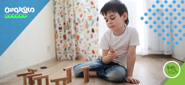 پسربچه در حال بازی با اسباب بازی ساختنی چوبی