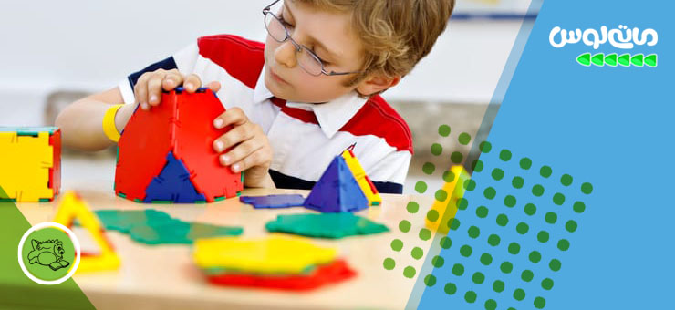 پسر بچه در حال بازی با پازل سه بعدی