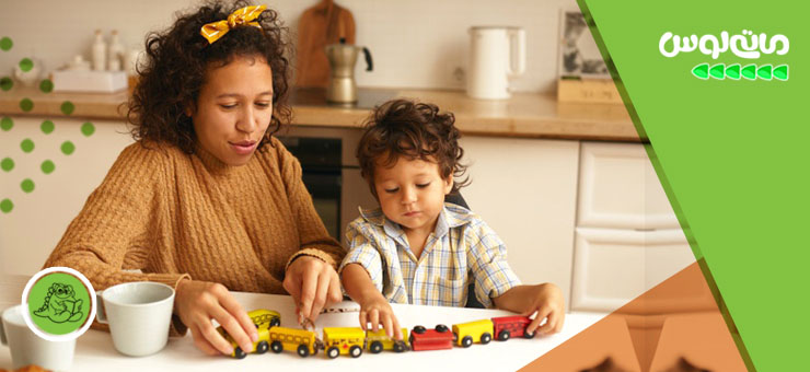 مادر در حال ماشین بازی با کودکش