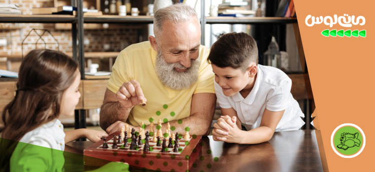 پدربزرگ درحال شطرنج بازی کردن با نوه هایش