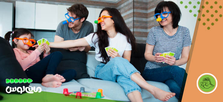 خانواده در حال کارت بازی با فرزند دخترشان