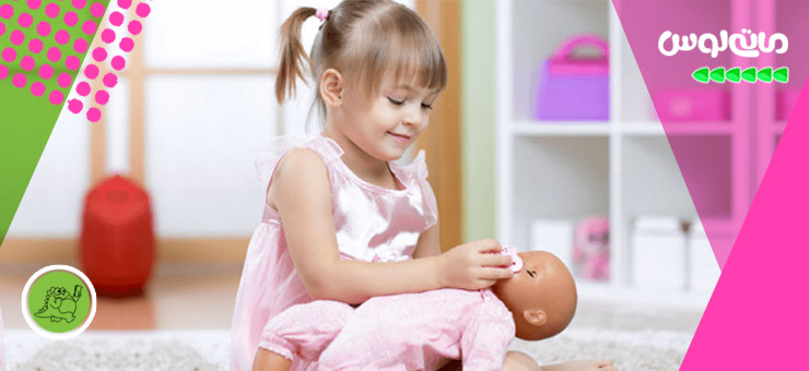 دختربچه درحال عروسک بازی