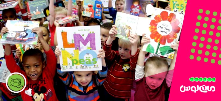 تصویر کودکان به همراه نقاشی هایشان