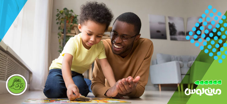 پدر در حال آموزش نظم به فرزندش