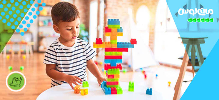 پسربچه در حال بازی با لگو