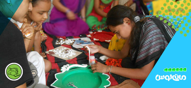 کودکان در حال ساختن کاردستی